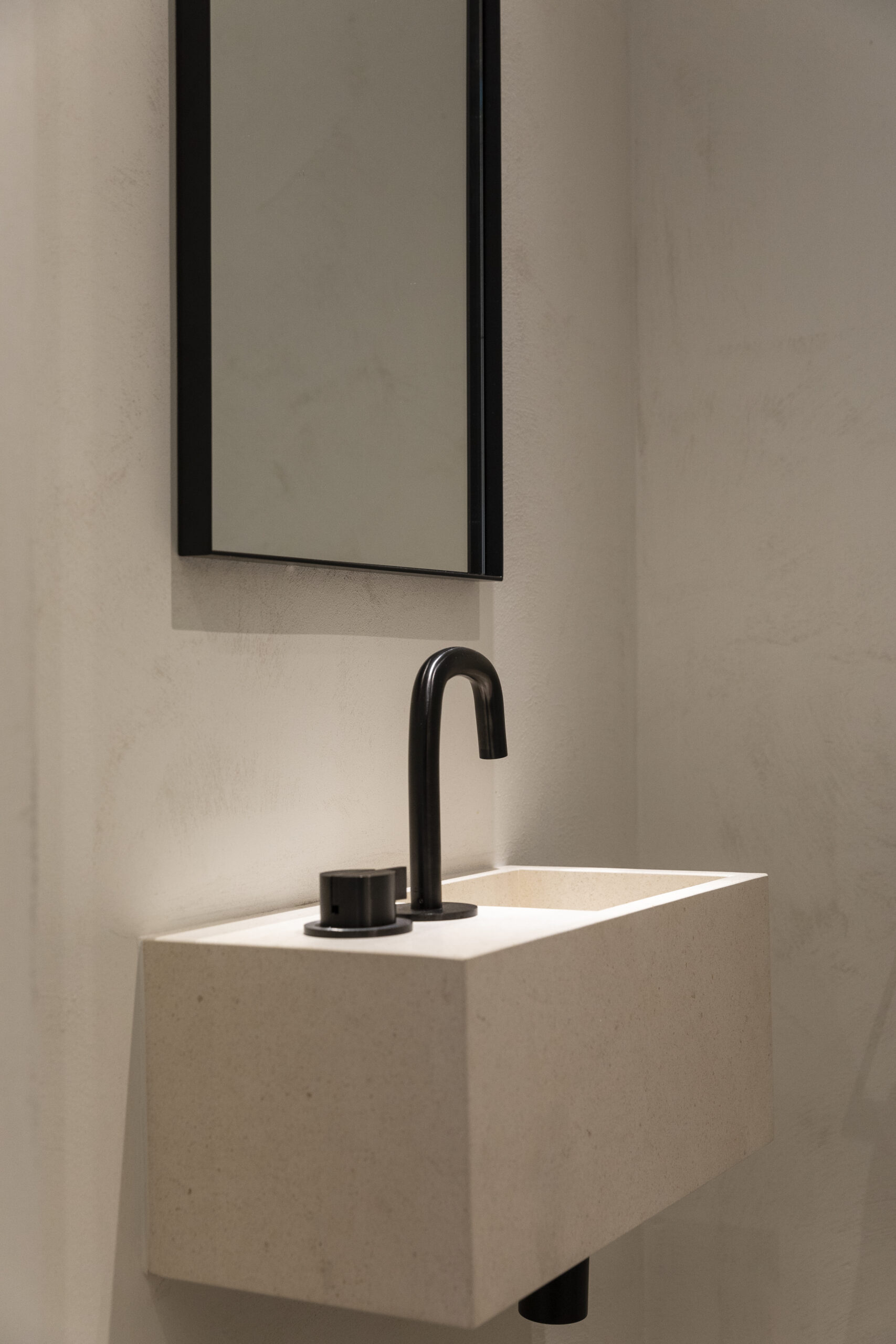 Lavabo en pierre et robinetterie noire